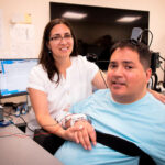 Un hombre cuadripléjico comenzó a recuperar la movilidad a través de un implante de microchips en el cerebro